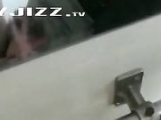 母子乱伦 坐火车回老家在列车的厕所草妈妈的骚逼 对白淫荡