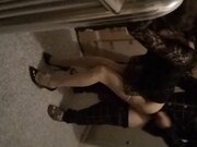 骚货娘们夜晚寂勾搭邻居到顶楼打炮姿势淫荡