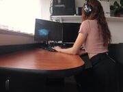 极品大屁股白嫩妹子边玩电脑游戏边被猛干 最后喷水高潮连连