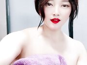 阿姨骚死了浴室顶呱呱肉棒插得小穴发骚流浆