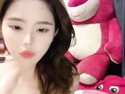 甜妹居家玩弄美乳吃奶舔淫水主动插穴