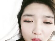 -颜值不错的小江疏影少妇被两个大哥酒店玩弄 好骚啊口交大鸡巴让大哥打奶炮