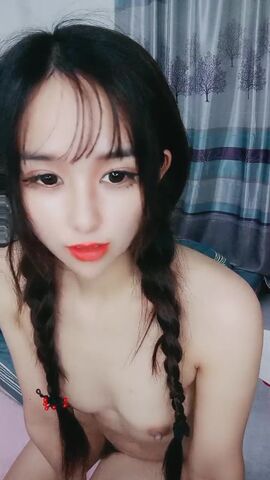 双辫子超大眼睛萌妹子 趴下给男友口 被男友后入操逼快速缴枪