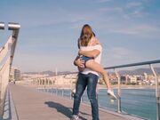 娇小少女与猛男在海边的激烈性爱