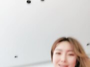 高挑车模席地而坐白虎穴露脸自慰床上勾引网友