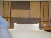 深夜场约了牛仔裤妹子 沙发调情一番再到床上口交上位骑坐 后入猛操晃动奶子