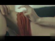 这个婊子撕破了她的牛仔裤跳上我的老二
