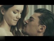 这个婊子撕破了她的牛仔裤跳上我的老二