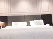 低胸衣小姐姐约酒店坐在腿上揉捏肉体舌吻吸吮