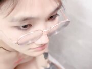 学生制服眼镜小骚货 无毛肥穴手指猛扣 扒开丁字裤特写1