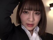 用小嘴吸吮鸡巴并从根部到尖端小心翼翼地舔舐的口交来治愈2