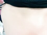 乖巧的纹身小妹躺在床上让小哥玩弄1