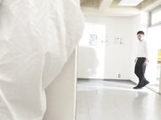 她拼命逃跑 却被男人掐住脖子并破口大骂 她放弃反抗2