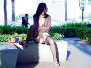 户外露出 疯狂喷水 人来人往的河堤公园