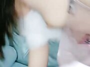 娘们天生骚样 最屌的是用水杯接水喝掉了