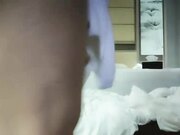 招牌双飞大战 牛仔长裙美女浴室一起洗澡 三人互舔操完一个再换下一个