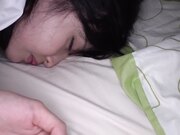 她用顽皮的手抚摸着因深吻而肿胀的胯部2