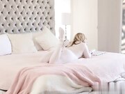 海莉 斯佩兹告诉继弟 我可以穿上性感的衣服 你几秒钟内就会操我