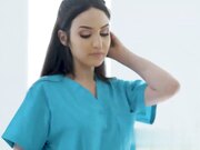 店主莉娜·保罗通过提供全方位服务来测试她性感的女按摩师