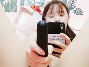 扎着双马尾挺嫩萌妹子大黑牛自慰 全裸近距离特写震动摩擦头部插入