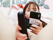 扎着双马尾挺嫩萌妹子大黑牛自慰 全裸近距离特写震动摩擦头部插入