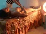 老哥大保健苗条少妇TP啪啪按摩了几下口交上位骑乘按摩床上大力猛操非常诱人