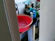 干儿子看完黄片无意中看到妈妈在换衣服浑身欲火忍不住