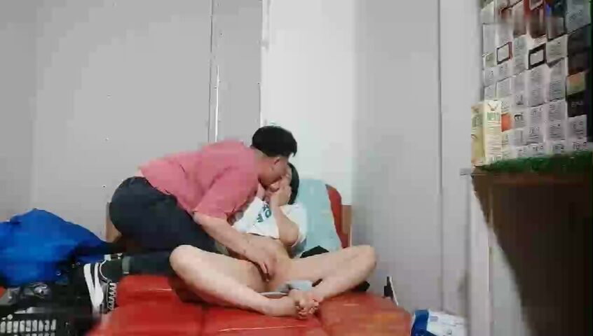 泡良高手 带良家回宿舍 喝酒聊天多哭了 推到要操逼 扣骚逼振动棒伺候