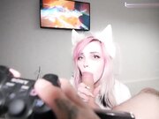 正在玩原神调皮的表妹主动爬上大肉棒，只能翻身上马满足她_