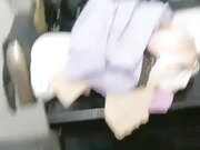 户外勾搭风骚少妇商场厕所内激情啪啪 厕所外等没人了进去找刺激