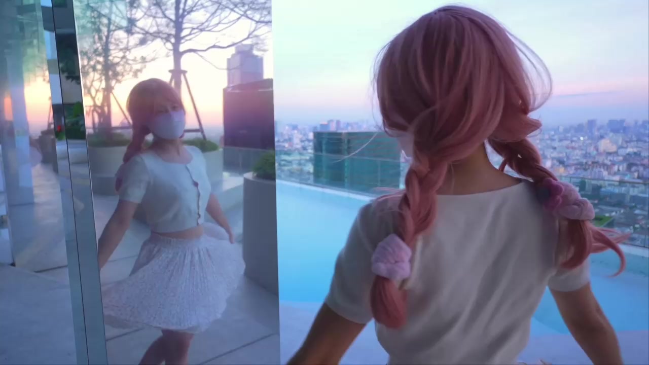 樱花小猫_下体发骚的女友，淫水流在泳池，欠干的大骚逼