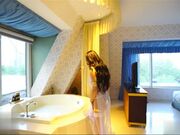 172CM超性感女神模特拍写真时被摄影师故意用水枪射屁股 摸奶 玩弄 丰满翘臀