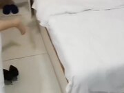 在醉酒的表妹面前强行上了她的空姐闺蜜，剧情反差较大，由剧烈反抗到接受