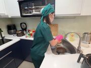 女医生下班回到家还知道洗碗，趁小女友洗碗毫无防备走到背后脱下小胖次后入抽插小嫩穴