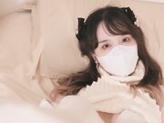 口罩清纯少女穿着性感白色内衣