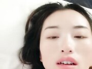 被小哥草尿的骚逼 把床都尿湿了 全程露脸吃鸡巴舔蛋 淫声荡语被小哥各种抽插