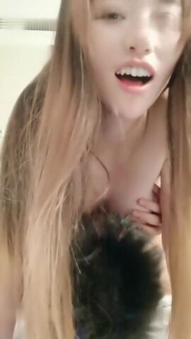 被小哥草尿的骚逼 把床都尿湿了 全程露脸吃鸡巴舔蛋 淫声荡语被小哥各种抽插