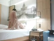 等了好久来了个大奶妹 脱掉衣服一直揉 舔屌深喉到床上操 站立扶着沙发后入猛操