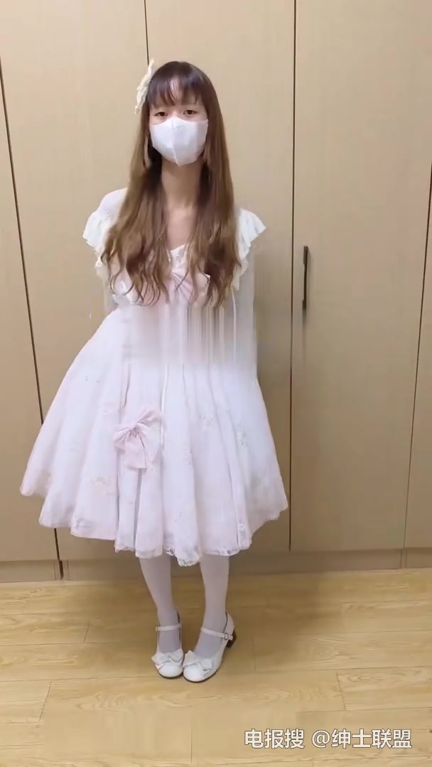 白色公主裙炮友啪啪