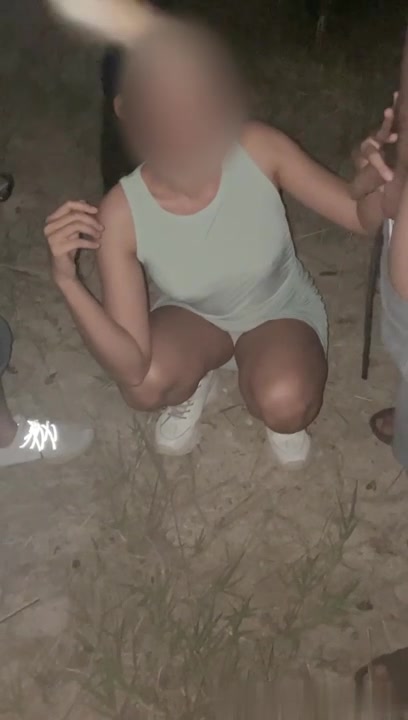 和女友第一次尝试户外就被3P内射