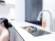 漂亮少妇吃鸡啪啪_在厨房干家务被后入内射了