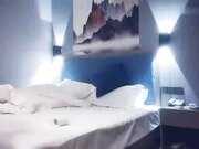 甜美小骚货 美腿小短裤 抓着屌吸吮 扛起双腿抽插 骑坐猛操搞得气喘吁吁