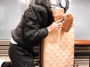 女友穿着制服一下飞机就让我舔她的丝袜