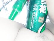 口味比较重的大哥虐逼实录 酒瓶子和可乐易拉罐插进骚逼抽插