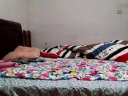 老夫少妻大叔貌似性欲强媳妇安全期还没有过就强行过性生活草出血了还边搞边拍照