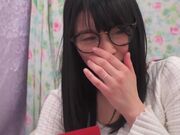 将客户勃起的鸡巴含在嘴里并享受它