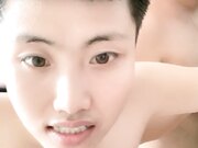 小哥掏出鸡巴勾搭玩电脑的小嫂子 强硬扒光就是干 激情草嘴到床上各种姿势抽插