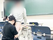 刚下课看到没人就和女朋友直接做爱了