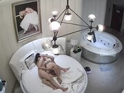 约性感漂亮的美女小蜜酒店开房 应该是好久没操了,美女澡还没洗就被抱到床上干