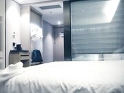 再约性感骚气眼镜妹子啪啪，开档黑丝近距离抬腿侧入抱起来猛操